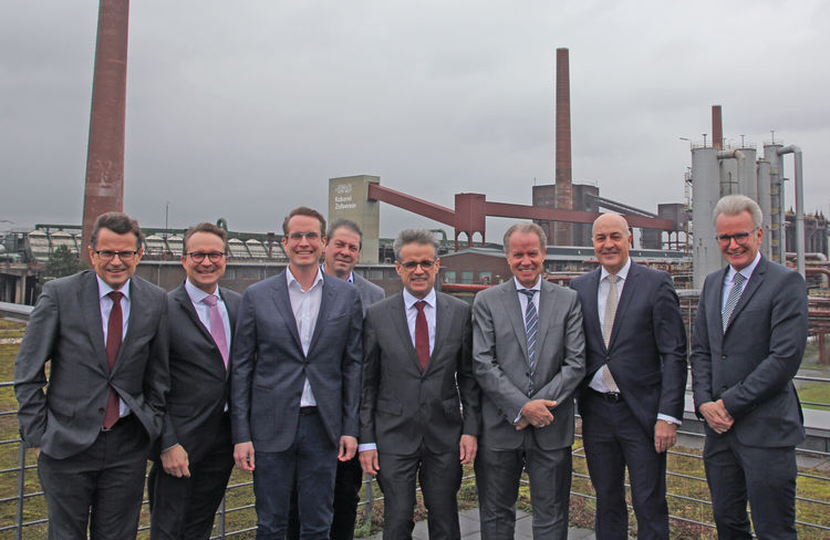 Beim heutigen Auftakttreffen der Kooperationspartner auf der Dachterrasse des Unternehmenssitzes  der RAG Montan Immobilien auf dem UNESCO-Welterbe Zollverein in Essen mit der ehemaligen Kokerei im Hintergrund v.l.n.r.: Hans Jürgen Meiers, Geschäftsführer der RAG Montan Immobilien; Ulrich Wessel, Geschäftsführer der RAG Montan Immobilien;  Dr. Christoph Kopper, Geschäftsführer der Alois Omlor GmbH; Willi Müller, Bereichsleiter Recycling und Deponie, Alois Omlor GmbH; Uwe Penth, Vorsitzender der Geschäftsführung der RAG Montan Immobilien; Michael Stoll, Geschäftsführer REMEX Mineralstoff GmbH;  ; Michael Laßl, Bereichsleiter Bodenmanagement & Deponie der RAG Montan Immobilien; Marcus Rautenberg, Geschäftsführer der REMEX SüdWest GmbH. Copyright RAG Montan Immobilien, Stephan Conrad