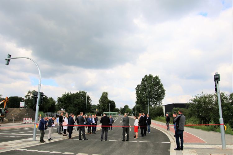 Zahlreiche Gäste aus der Kommune Oberhausens sowie den Projektpartner logport ruhr, Duisport, EDEKA und RAG kamen zur heutigen Eröffnung der neuen Erschließungsstraße.