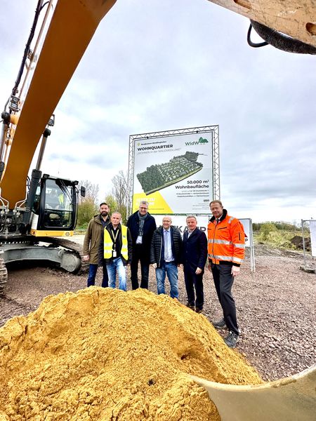 Die Geschäftsführer der Projektgesellschaft Wohnen in der Waldsiedlung: Thomas Rehfeuter (2.v.l.) und Dietrich Lutz (4.v.l.). Foto: RAG Montan Immobilien/Laura Engels