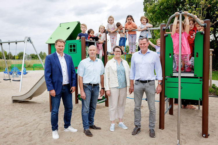 vorner v.l.: Christoph Heidenreich, Stadtbaurat, Stadt Gelsenkirchen; Borris Paul, Projektingenieur Flächenentwicklung, RAG Montan Immobilien GmbH; Regina Lewen, Bereichsleitung Planung / Neubau, Gelsendienste; Thomas Middelmann, Bereichsleiter Flächenentwicklung, RAG Montan Immobilien GmbH. Foto: RAG Montan Immobilien/Jacoby Fotodesign