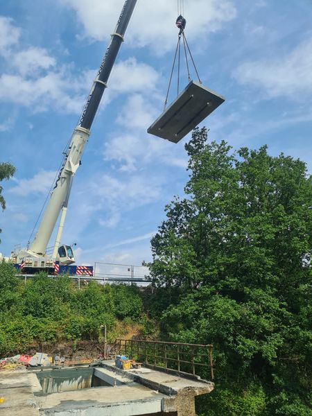 Vor dem großen Regen konnte der Schwerlastkran erste ausgesägte Brückenteile schon abheben.