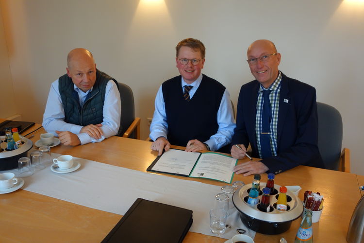 Freuen sich über künftige Zusammenarbeit: (von links) Rudolf Krumm, Prokurist LA Plus, Matthias Becker, Geschäftsführer Constantia Forst, Martin Strauß, Geschäftsführer LA Plus. Foto: Constantia Forst GmbH