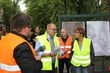 Andreas Nörthen, Sprecher der Abteilung Bergbau und Energie der Bezirksregierung Arnsberg, uund Andrea Baudeck, Baudezernentin der Stadt Marl, erläutern Medienvertretern und Bürgern die Situation auf der Halde. 