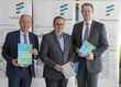 Die Kooperationspartner Stadt Bottrop, Stadt Essen und RAG Montan Immobilien erläutern das Projekt in einem Pressegespräch (v.l.n.r.): OB Bernd Tischler, Stadt Bottrop, OB Thomas Kufen, Stadt Essen, und Michael Kalthoff, Mitglied des Vorstandes der RAG Aktiengesellschaft und Vorsitzender der Geschäftsführung der RAG Montan Immobilien GmbH. Foto: RAG Montan Immobilien