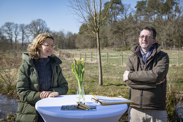 Nicole Büsing, Geschäftsführerin der LA Plus GmbH, und Reinhold Jost, Minister für Umwelt und Verbraucherschutz des Saarlandes. Foto: Landschaftsagentur Plus (BeckerBredel, Claus Kiefer)