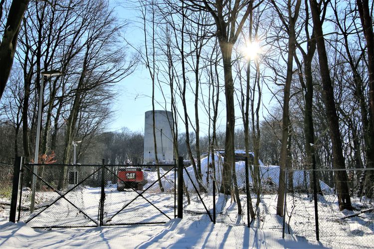 Der Wintereinbruch stoppte kurzfristig den Rückbau des Lüfters und der Anlagen auf dem Areal von Schacht Polsum 2.  Sobald der Schnee weg ist, kann das beauftragte Abbruchunternehmern Stricker aus Dortmund mit den Arbeiten beginnen. © RAG Montan Immobilien GmbH, Fotograf: Stephan Conrad