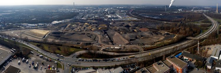 Ein Luftbild-Panorama von Teilflächen Freiheit Emscher- Fläche der früheren Zeche und Kokerei Emil Emscher an der Bundesstraße 224 ( ca. 26 Hektar) und im Hintergrund auf beiden Seite der Autobahn 42 die Kohlenlagerflächen Coelln-Neuessen (ca. 34.5. Hektar), ebenfalls auf Essener Stadtgebiet) und Sturmshof auf Bottroper Stadtgebiet (ca. 25 Hektar). © RAG Montan Immobilien, Thomas Stachelhaus 