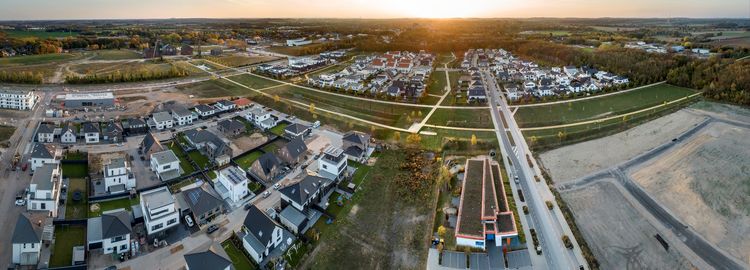 Eine echte Erfolgsgeschichte schreibt die RAG Montan Immobilien auf dem ehemaligen Kohlenlager des Bergwerkes Niederberg 1/2/5 in Neukirchen-Vluyn. In 2018 sind hier die letzten 64 Wohnbaugrundstücke von vier Wohnquartieren veräußert worden.