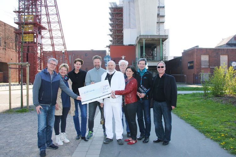 Bei der Spendenübergabe anlässlich des Gewinns des Bodenschutzpreises (v.r.n.l.): Benedikt Schmoll, Entwicklungsgesellschaft Schlägel & Eisen; Karin Roth, Verband der Siebenbürger Sachsen in Deutschland – Kreisgruppe Herten e.V., Kathi Schmidt und Andreas Weidner, Klub Schlägel & Eisen e.V.; Uwe Hauschild, Geschichtskreis Schlägel & Eisen e.V.; Rolf Pröpper und Gerhard Lange, von den Baustellenspähern, davor Sandra Westhofen, Ambulanten Kinder- und Jugendhospiz-Dienst - Kreis Recklinghausen, und außen Stephan Conrad von der RAG Montan Immobilien, die für die Sanierung des Areals verantwortlich war. Foto: copyright RAG Montan Immobilien. Fotograf: Martin Pyplatz