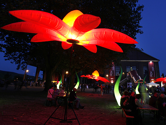 Blumige Lichtinstallation auf Zollverein in Essen.