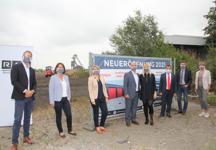 v.l.n.r.; Peter Riegel, Projektmanager, Jutta Kopp, Vertrieb , Sandra Niefeld, Bereichsleiterin (alle aus dem Team Ruhr West der RAG Montan Immobilien); Desiree und Kai Rubisch, Inhaber Aluxus Terassenüberdachungen und Stargaragen; Giovanni Malaponti, Vorstandsvorsitzender der Sparkasse am Niederrhein, Harald Lenßen, Bürgermeister der Stadt Neukirchen-Vluyn und Ulrike Reichelt, Wirtschftsfördererin der Stadt.