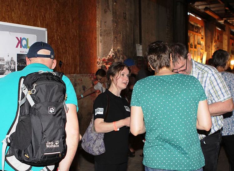 ExtraSchicht-Besucher am Infostand im Kreativ.Quartier Lohberg. Foto: Conrad