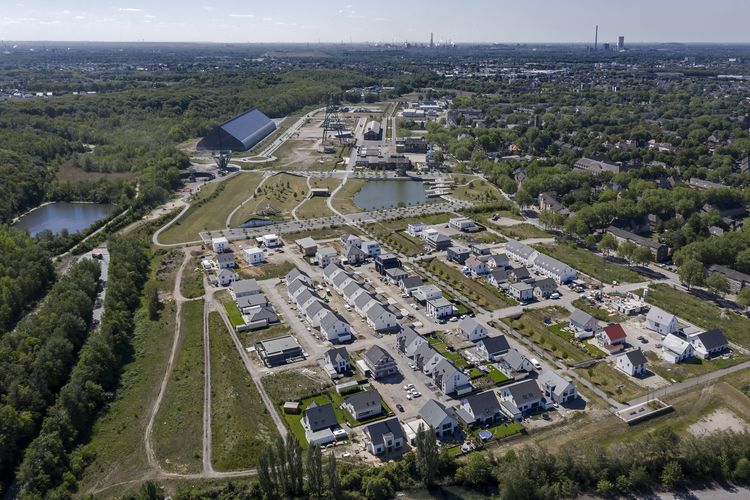 Luftaufnahme des Kreativ.Quartiers Lohberf mit dem Wohnquartier am Haldenfuß. Das alte Verwaltungsgebäude mit Lohnhalle dient künftig der Caritas als Pflegezentrum. Foto: RAG Montan Immobilien/Thomas Stachelhaus