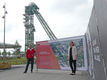 Andreas Iland und Sandra Nierfeld präsentieren die angebrachten Bauzaunbanner im Zechenpark. Foto: Lea Mispelkamp, Landesgartenschau Kamp-Lintfort 2020 GmbH