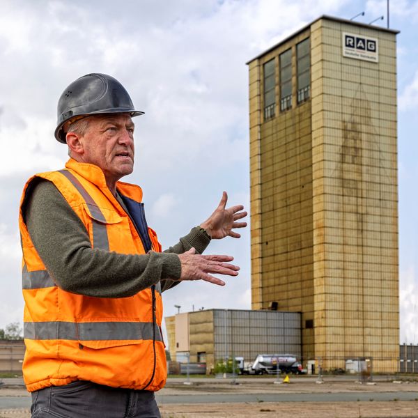 Projektingenieur Robert Bures erläutert den Rückbau von Schachtturm 7. Foto: RAG Montan Immobilien, Fotograf: Sven Mense