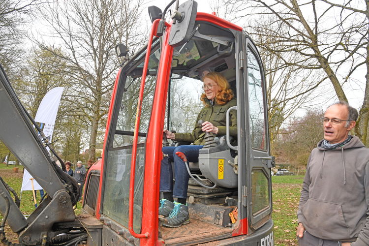 Sichtlich viel Freude hatte Ministerin Petra Berg beim Baggerfahren. Foto:  Landschaftsagentur Plus (Pressefotografen BeckerBredel, Laura Ockenfels)