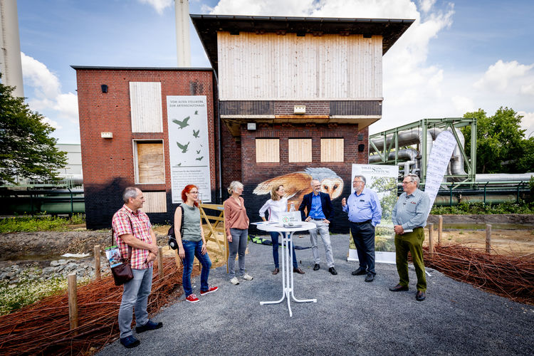 Mit tatkräftiger Unterstützung vieler ehrenamtlicher Helfer der NABU Ortsgruppe Gelsenkirchen und dem NABU Ruhr wurde die Verwandlung vom ehemaligen Stellwerk zum Artenschutzhaus jetzt pünktlich zur Eröffnung des umliegenden neuen Stadtteilparks in Gelsenkirchen-Hassel abgeschlossen.