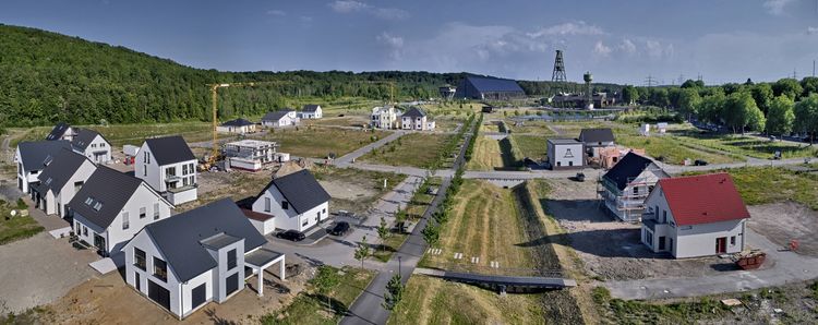 Im Kreativ.Quartier Lohberg in Dinslaken ist die Realisierung des neuen attraktiven Wohnquartiers „Wohnen am Bergpark“ nahezu abgeschlossen. Über 100 Grundstücke für Wohnbauprojekte, vom Einfamilien- bis zum mehrgeschossigen Mietshaus, sind ist dort am Fuß der begrünten Halde, entlang des neu gestalteten Bergparks und  gegenüber der historischen alten Gartenstadt Lohberg mit Einkaufsmöglichkeiten und Markt entstanden.