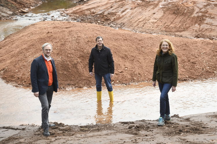 Vor und im neuen Bachlauf. Foto:  Landschaftsagentur Plus (Pressefotografen BeckerBredel, Laura Ockenfels)