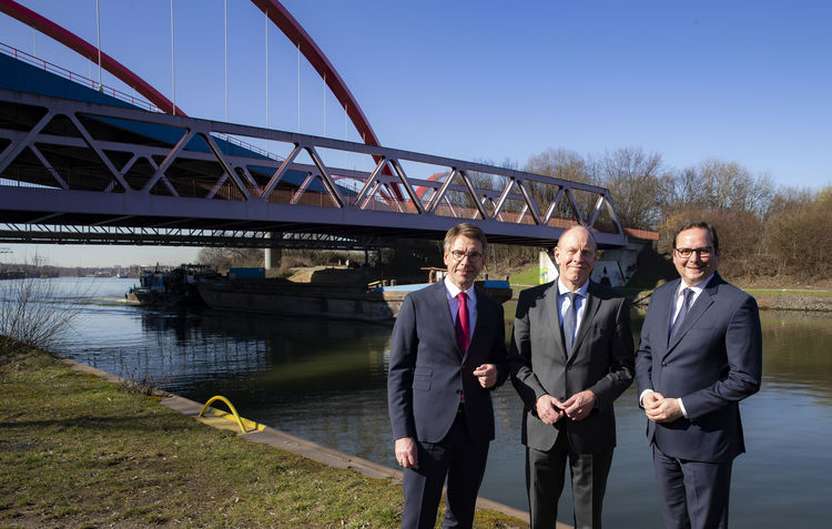 Sie planen massive Investitionen in die öffentliche Infrastruktur: Der Essener Oberbürgermeister Thomas Kufen (rechts), Markus Masuth, Chef der RAG Montan Immobilien (Mitte), und Bottrops Oberbürgermeister Bernd Tischler im Gebiet der „Freiheit Emscher“ . Foto: Ralf Schultheiß/RDN