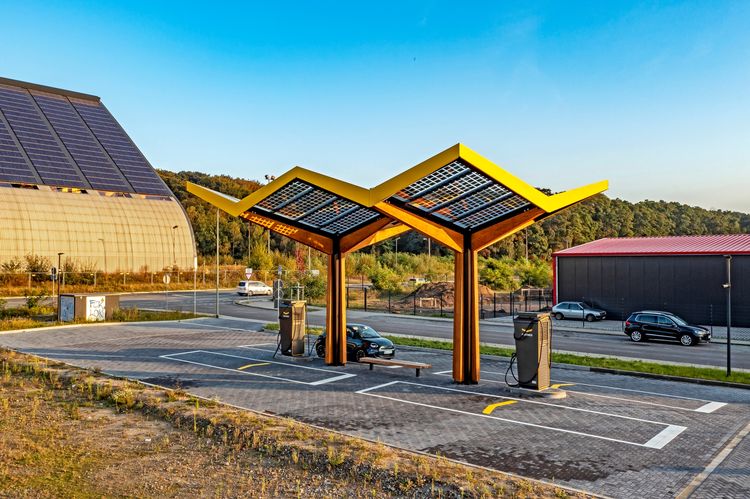 Die E-Tankstelle auf Lohberg, gegenüber liegt die ehemalige Kohlenmischhalle. Foto: RAG Montan Immobilien/Stachelhaus