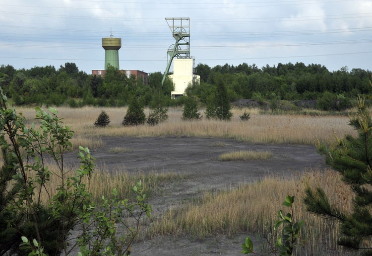 Blick auf die ehemalige Tagesanlage St. Charles (links Fördermaschinengebäude, rechts Förderturm 2013); Foto: RAG Archiv Saar 