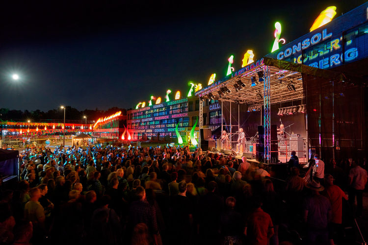 Um Mitternacht lockte Ruhrgebietsrocker Stefan Stoppok mit seiner Band tausende ExtraSchicht-Besucher zum bunt illuminiertten RAG-Campus auf Zollverein. Foto: Stachelhaus