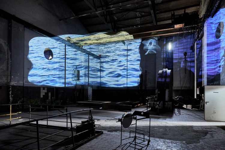 Licht, Wasser, Spiegel: Meditative Installation von Juliane Maria Hoffmann in der eindrucksvollen Elektromotorenhalle. Foto: Martin Schmüderich