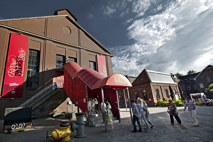 Der Eingang zum RevuePalast Ruhr - Travestietheater in der ehemaligen Dampfmaschinenzentrale des Bergwerkes. Foto: RAG Montan Immobilien/Thomas Stachelhaus 