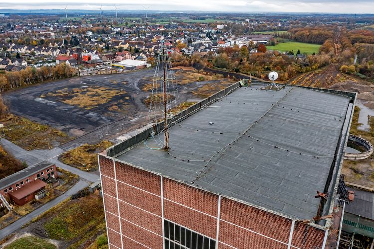 Drohnenfoto mit dem aufgestellten Stahl-Weihnachtsbaum auf dem Dach des Hammerkopfturms mit Blick auf Pelkum. Foto: RAG MOntan Immobilien/Thomas Stachelhaus