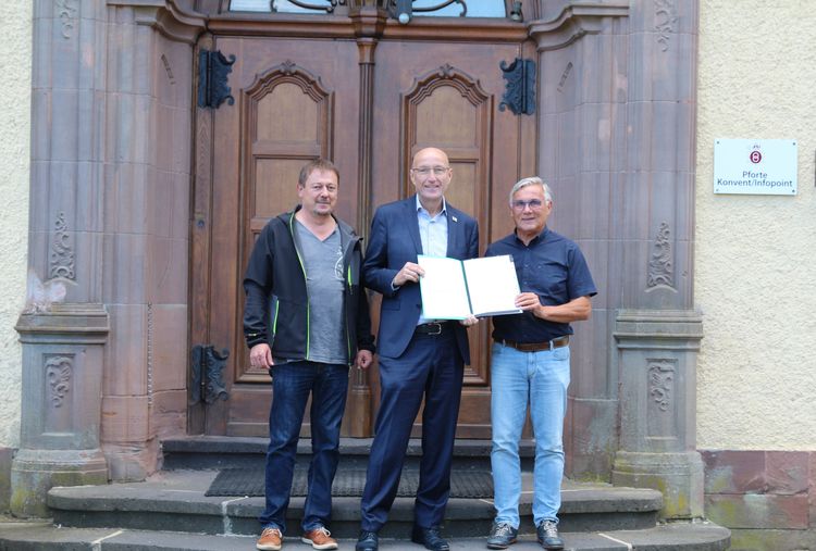 Nach Vertragsabschluss in der Abtei Himmerod (v.l.n.r.): Stefan Jennewein, Projektingenieur Landschaftsagentur Plus, Martin Strauß, Geschäftsführer Landschaftsagentur Plus, und Otmar Brittner, der mit der Leitung der Verwaltung der Abtei Himmerod beauftragt ist.
