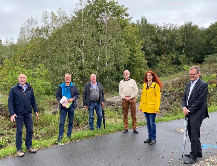 v.l.n.r.: Michael Laßl, Leiter Bodenmanagement der RAG Montan Immobilien;  Frank Dziwisch, Planer der Ingenieurgesellschaft H2PmbH; Klaus Horstmann, untere Naturschutzbehörde Kreis Wesel;  Peter Malzbender, NABU Kreis Wesel; Manuela Menn, NABU NRW; Dr. Michael Heidinger, Bürgermeister der Stadt Dinslaken.