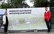 Andreas Iland und Sandra Nierfeld (v.l.) präsentieren die angebrachten Bauzaunbanner im Zechenpark. Foto: Lea Mispelkamp, Landesgartenschau Kamp-Lintfort 2020 GmbH