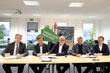 Michael Kalthoff (Vorsitzender der Geschäftsführung der RAG Montan Immobilien GmbH), Dr. Frank Dudda (Oberbürgermeister Stadt Herne), Mirko Strauss (Geschäftsführer der Wanne-Herner Eisenbahn und Hafen GmbH) Matthias Müller (Bürgermeister Stadt Herten), Christoph Tesche (Bürgermeister Stadt Recklinghausen) und Markus Gerber (Referatsleitung Staatliche Regionalplanung des RVR). Foto: Stadt Herten/Marco Baron