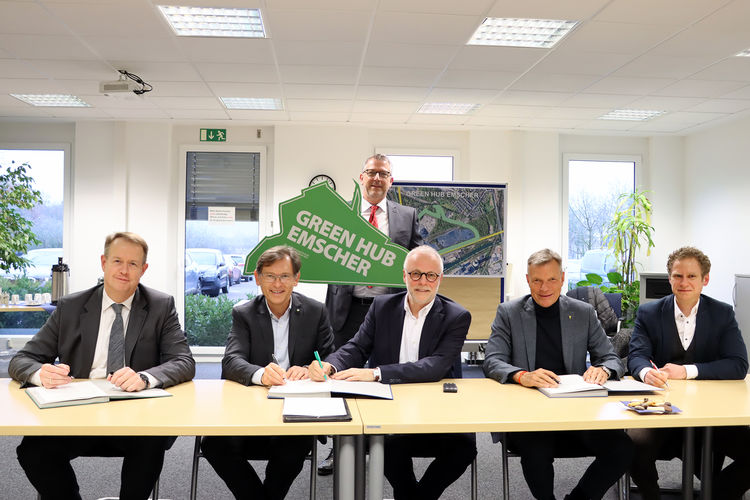 Michael Kalthoff (Vorsitzender der Geschäftsführung der RAG Montan Immobilien GmbH), Dr. Frank Dudda (Oberbürgermeister Stadt Herne), Mirko Strauss (Geschäftsführer der Wanne-Herner Eisenbahn und Hafen GmbH) Matthias Müller (Bürgermeister Stadt Herten), Christoph Tesche (Bürgermeister Stadt Recklinghausen) und Markus Gerber (Referatsleitung Staatliche Regionalplanung des RVR). Foto: Stadt Herten/Marco Baron