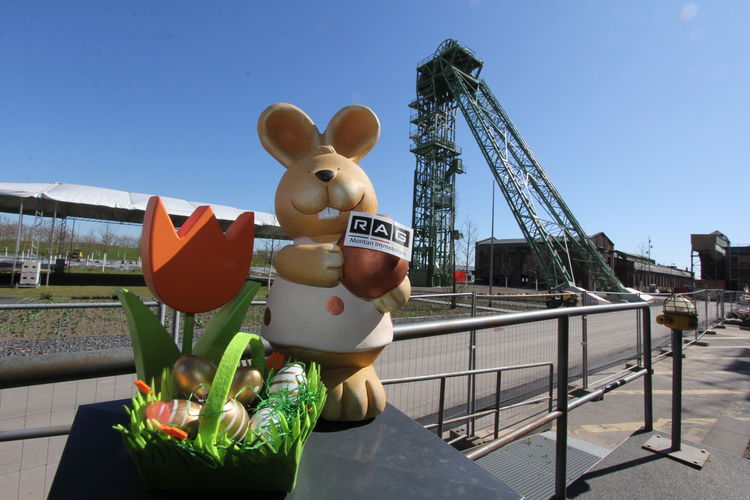 Ernestinchen macht sich auch auf zum ehemaligen Bergwerk West in Kamp-Lintfort. Bei dem Besuch verschafft sich Ernestinchen einen Überblick über das Gelände, das in diesem Jahr Standort der Landesgartenschau 2020 ist.  Copyright: RAG Montan Immobilien, Foto: Stephan Conrad 