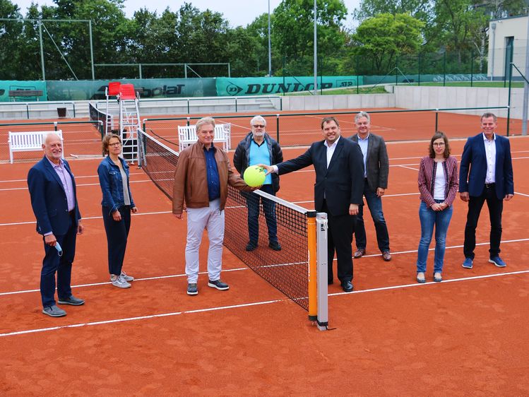  (v. l. n. r.): Hermann Brücker (2. Vorsitzender Buschhausener TC), Birgit Segerath (Innenarchitektin), Thomas Winck (1. Vorsitzender Buschhauener TC), Immanuel Schuler (FDP Oberhausen), Daniel Schranz (Oberbürgermeister Stadt Oberhausen), Jürgen Schmidt (Sportdezernent Stadt Oberhausen), Dr. Sandra Strohbücker (Leiterin Immobilienmanagement duisport-Gruppe), Thomas Middelmann (Bereichsleiter RAG Montan Immobilien GmbH). Foto: duisport