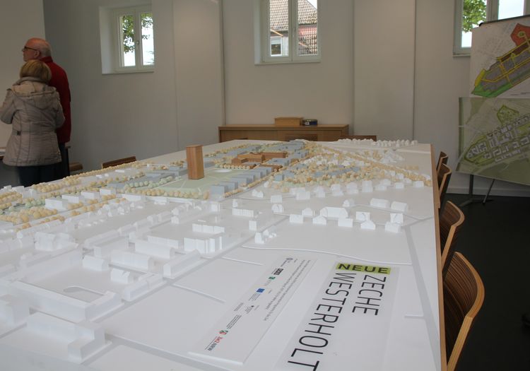 Das im Torhaus ausgestellte städtebauliche Modell des Standortes. Die denkmalgeschützten Bestandsgebäude sind in Braun dargestellt.
