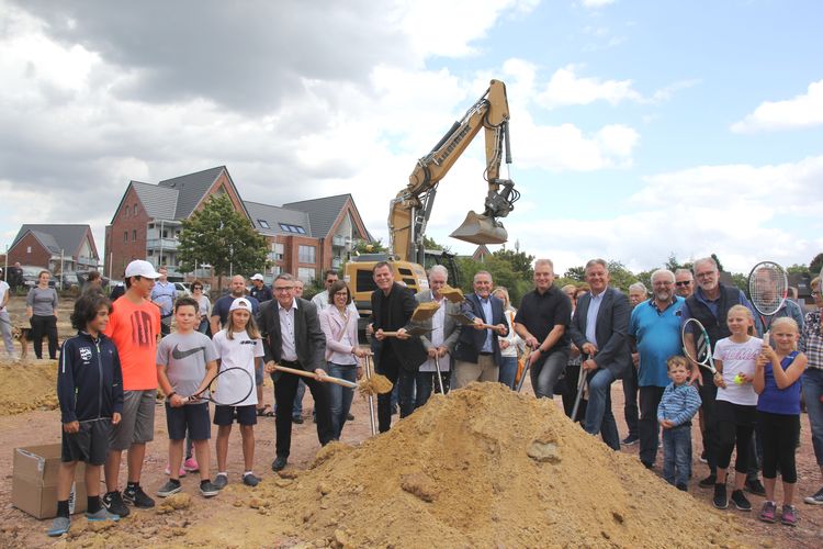 Das ofizielle Spatenstichfoto (v.r.n.l).: Am Spaten zeigen vollen Einsatz: Matthias Palapys und Dr. Sandra Strobücker, beide logport ruhr GmbH; Thomas Middelmann, logport ruhr und RAG Montan Immobilien; Hans-Bernd Reuschenbach, Stadt Oberhausen; Manfred Gregorius, Stadtsportbund, Thomas Winck, 1. Vorsitzender TCB, Jürgen Schmidt, Sportdezernent der Stadt Oberhausen - Eingerahmt von jungen und älteren Vereinsmitgliedern.