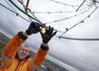 Maxim Kiritschenko, Mitarbeiter des städtischen Bauhofs schraubt die letzten Glühlampen in die Fassung. Foto: RAG Montan Immobilien/Thomas Stachelhaus