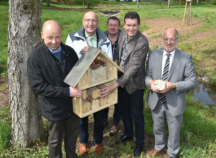 Installierten gemeinsam ein Insektenhotel (v.l.n.r.): Rudolf Krumm, Prokurist RAG Montan Immobilien, Martin Strauß, Geschäftsführer Landschaftsagentur Plus, Stefan Jennewein, Projektingenieur Landschaftsagentur Plus, Jörg Aumann, Bürgermeister Kreisstadt Neunkirchen, Roland Krämer, Staatssekretär Umweltministerium. Foto: RAG Montan Immobilien/Becker&Bredel (Winfried Becker)