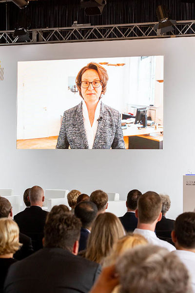 Ministerin Ina Scharrenbach grüßt per Videobotschaft
