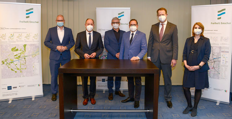 Gruppenfoto mit den Projektverantwortlichen (v.l.n.r): Klaus Müller, Technischer Beigeordneter der Stadt Bottrop, Bernd Tischler, Oberbürgermeister der Stadt Bottrop; Martin Harter, Stadtbaurat der Stadt Essen, Thomas Kufen, Oberbürgermeister der Stadt Essen, Michael Kalthoff , Finanzvorstand der RAG und Vorsitzender der Geschäftsführung der RAG Montan Immobilien, und Sandra Nierfeld, Bereichsleiterin Flächenentwicklung der RAG Montan Immobilien. ©Stadt Essen