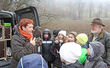 Die Gladbecker Falknerin und Hundetrainerin Sabine Ehmanns-Kramp informiert mit ihren Tieren die fleißigen Grundschüler.