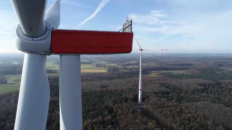 Rotor und Gondel in Nahaufnahme. Im Hintergrund: die zweite WKA. Foto: Stadtwerke Haltern