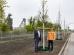 Präsentieren stolz den Abschluss der umfangreichen Pflanzmaßnahmen in Niederberg: Dirk Kruppa, zuständiger Projektingenieur der RAG Montan Immobilien, und Bauleiter Wolfgang Denne vom Essener Landschaftsbauunternehmen Knappmann, der stellvertretend für Bauleiter Alexander Papst im Einsatz war. Foto: RAG Montan Immobilien/Thomas Stachelhaus