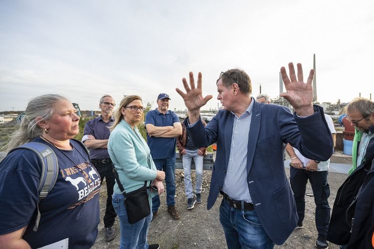 Thomas Middelmann (RAG Montan Immobilien GmbH) erläuterte den Stand der Rückbauarbeiten auf dem Gelände. Fotos: Stadt Marl / A. Pöhnert