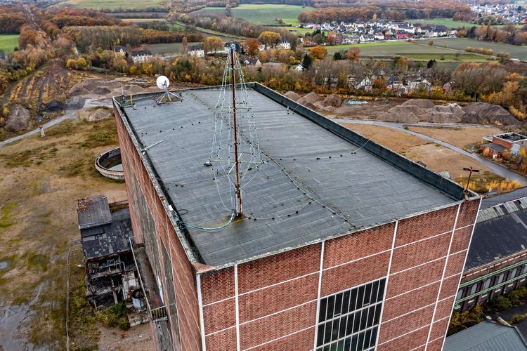 Drohnenfoto mit dem aufgestellten Stahl-Weihnachtsbaum auf dem Dach des Hammerkopfturms mit Blick auf Pelkum. Foto: RAG Montan Immobilien/Thomas Stachelhaus