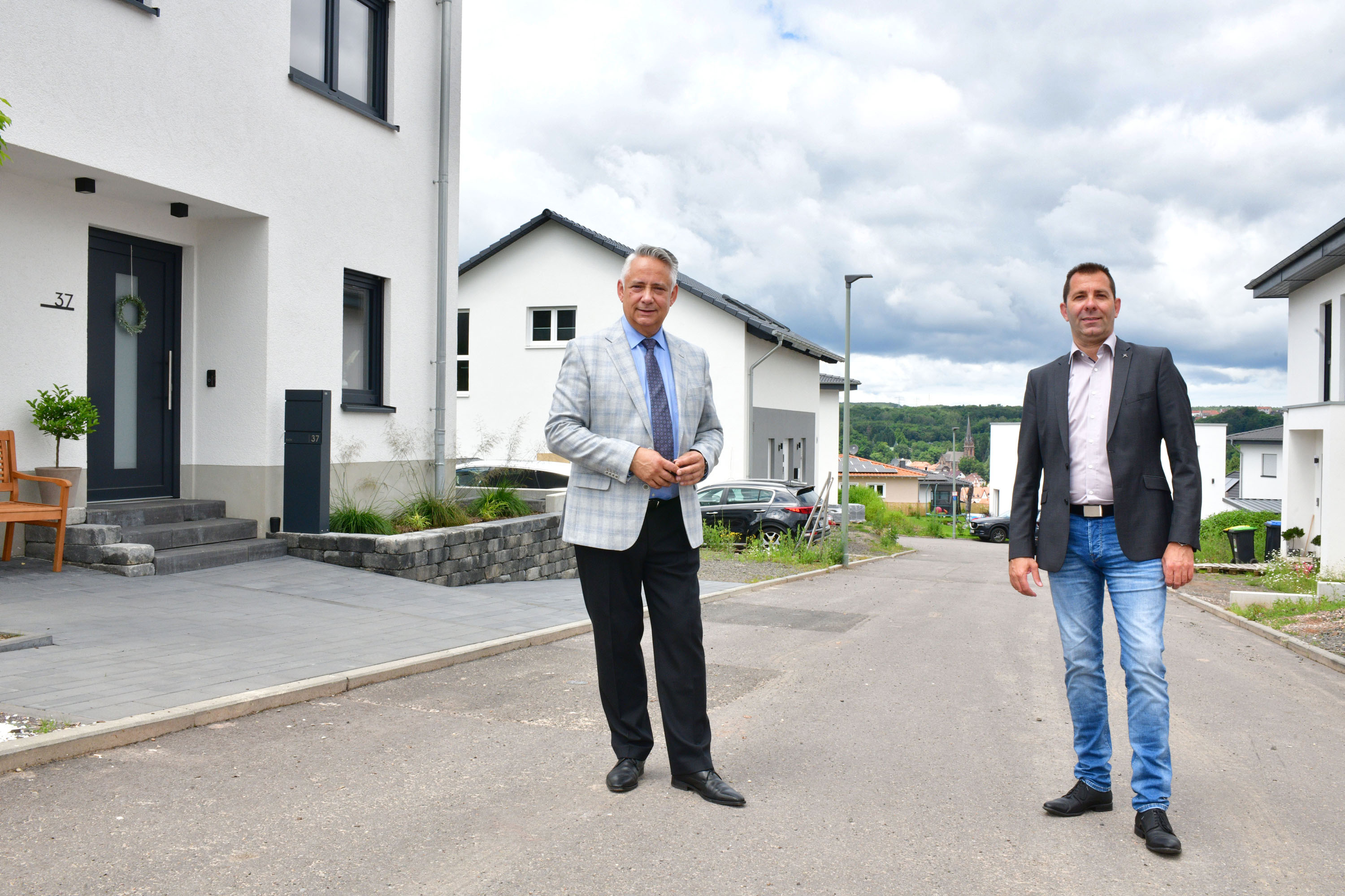 Bürgermeister Christian Jung (links) und Martin Krantz im Wohnbaugebiet An der Geißwies. Foto: RAG Montan Immobilien (BeckerBredel, Frank Bredel)