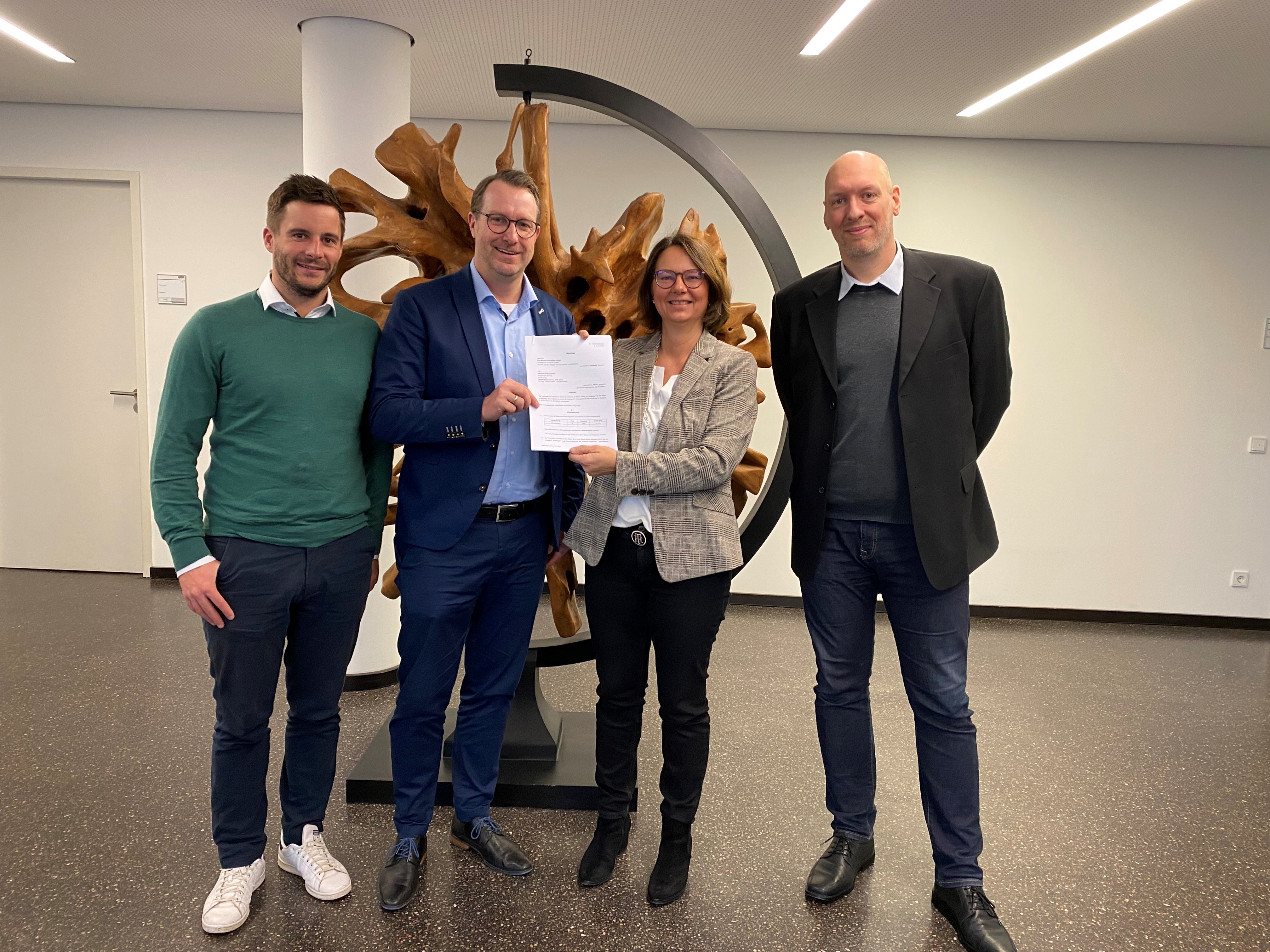 Der Mietvertrag für den neuen Standort von RealCore Group auf dem Kokerei-Gelände wurde feierlich unterzeichnet: Tobias Altenbeck (Brockhoff GmbH), Michael Thielecke (RealCore Group),  Jutta Kopp (RAG Montan Immobilien GmbH), Dirk Wojtek (RealCore Group) (v. l. n. r) Foto: Brockhoff GmbH